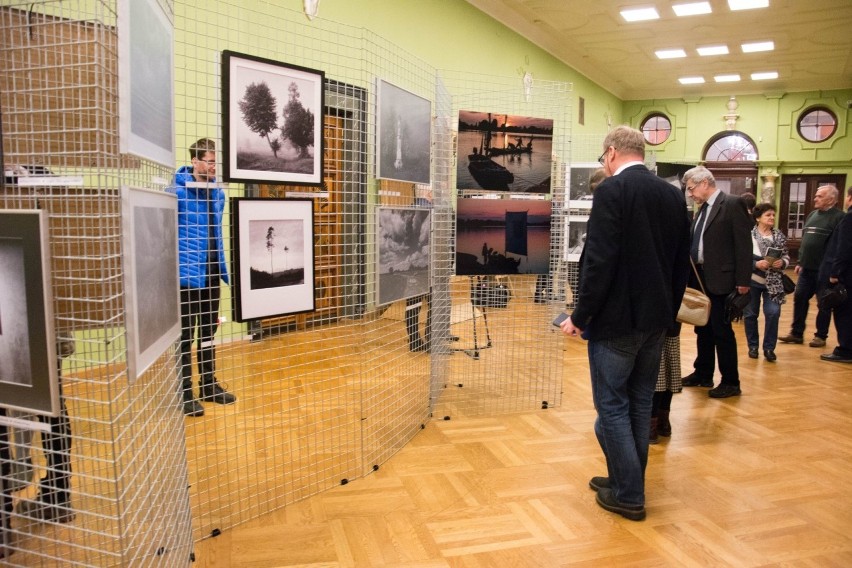 Świętokrzyscy fotograficy na wystawie w Wojewódzkim Domu Kultury w Kielcach. Zobacz zdjęcia i film z wernisażu