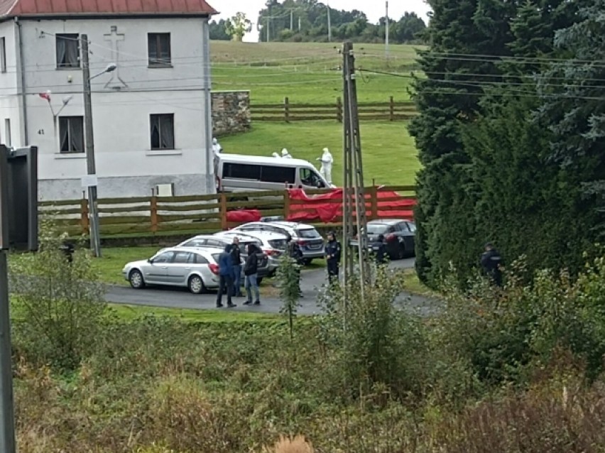 Zwłoki księdza proboszcza pod kościołem koło Jawora na...