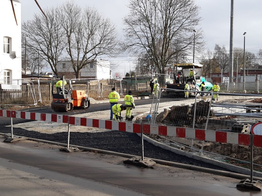 Układają asfalt przy nowym dworcu w Goleniowie