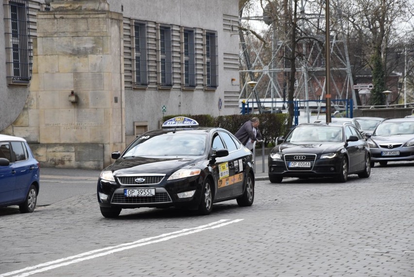Taksówkarze z Opola złożyli petycję u wojewody opolskiego.