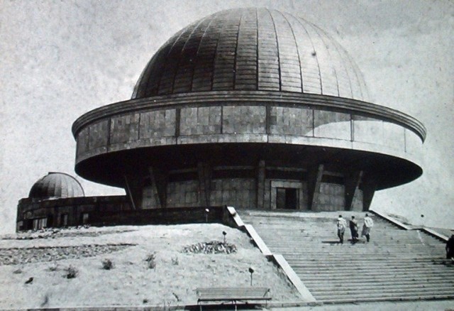 Zobaczcie archiwalne zdjęcia Planetarium Śląskiego!
Zobacz kolejne zdjęcia/plansze. Przesuwaj zdjęcia w prawo - naciśnij strzałkę lub przycisk NASTĘPNE