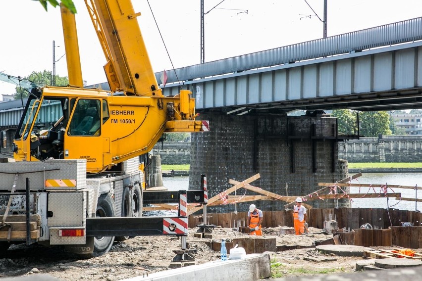Trwa budowa nowych mostów kolejowych na Wiśle