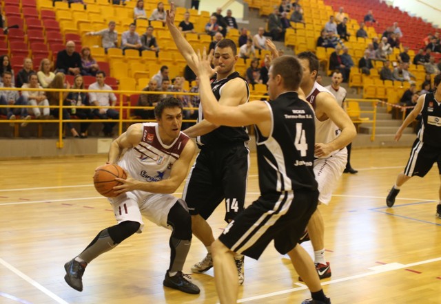 Jerzy Koszuta (z piłką) wyróżnił się w meczu z MCKiS Jaworzno. Rzucił 9 punktów i miał 10 zbiórek.
