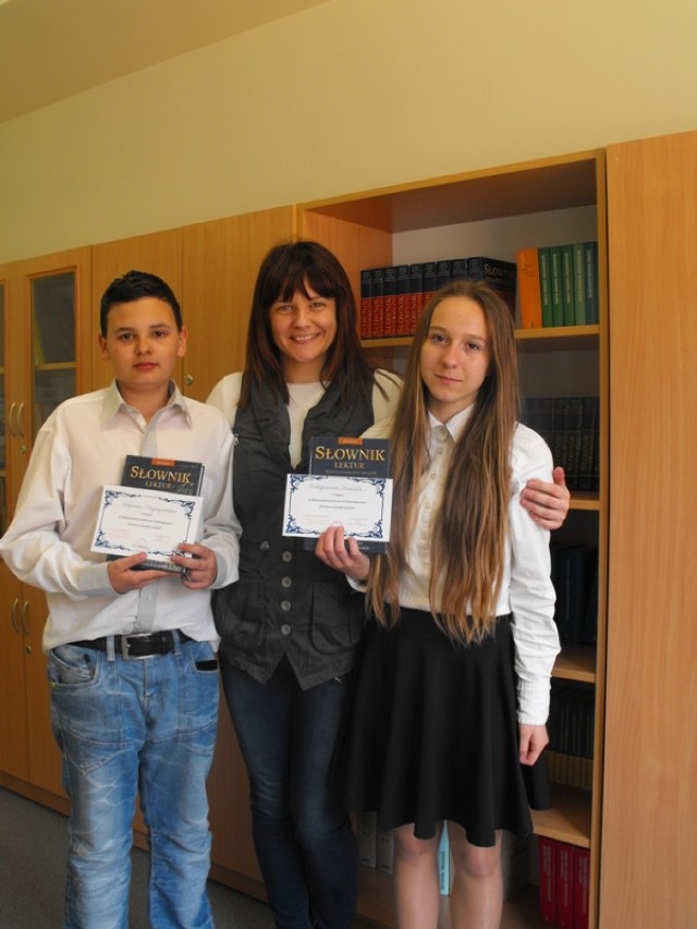 Na zdjęciu: Małgorzata Chudzik i Eryk Styczyński wraz z Jolantą Błażków, nauczycielką języka polskiego z żarskiej Dwójki