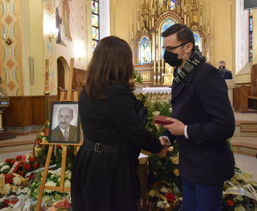 Kazimierz Węgrzyn otrzymał pośmiertnie Złoty Krzyż Zasługi. Spoczął na cmentarzu w Zarszynie [ZDJĘCIA]