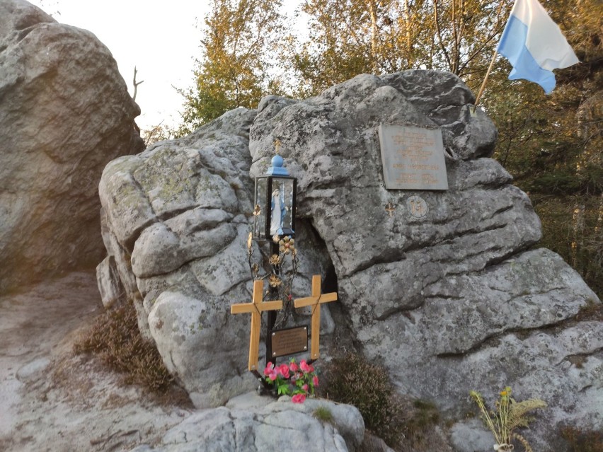 Krzyże upamiętniające drastyczną zbrodnię na Narożniku stanęły przy szlaku 