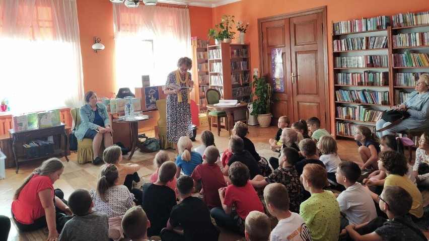 Pisarka Renata Piątkowska opowiedziała uczniom o swoich...