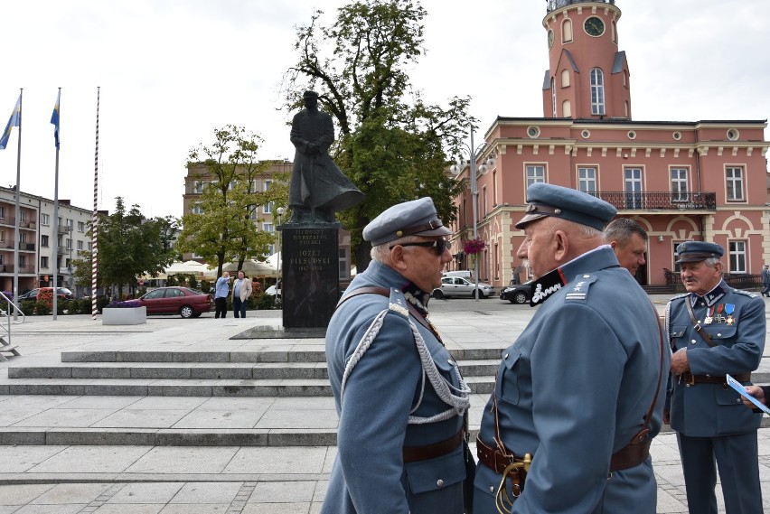 Pielgrzymka Piłsudczyków na Jasną Górę. Uroczystości przed pomnikiem Marszałka ZDJĘCIA