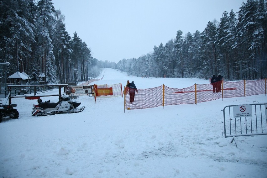 W Kielcach można już jeździć na nartach czy desce. Czynny pierwszy stok Na Stadionie. Zobacz zdjęcia 