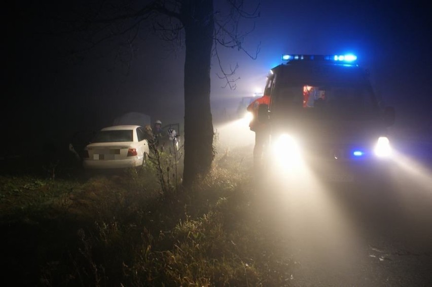 Mokronos - Wypadek we mgle, audi wylądowało w polu. ZDJĘCIA
