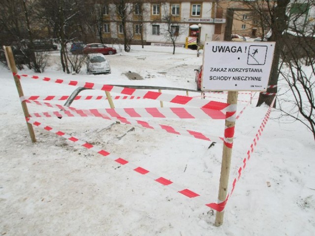 Schody przy ulicy Winnickiej są w tragicznym stanie technicznym. Właściciel gruntu, czyli gmina Kielce zamiast je wyremontować, po prostu je... zataśmował.