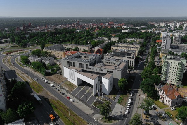 Nowy budynek Sądu Rejonowego w Toruniu u zbiegu ulic Grudziądzkiej i Władysława Warneńczyka.