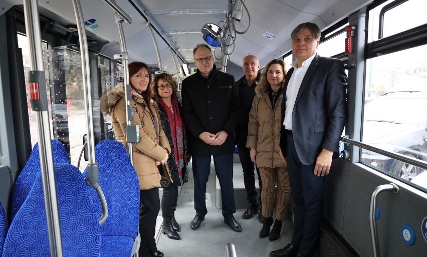 Pierwszy elektryczny autobus jeździ po ulicach Radomska. Na razie to test "elektryka". ZDJĘCIA