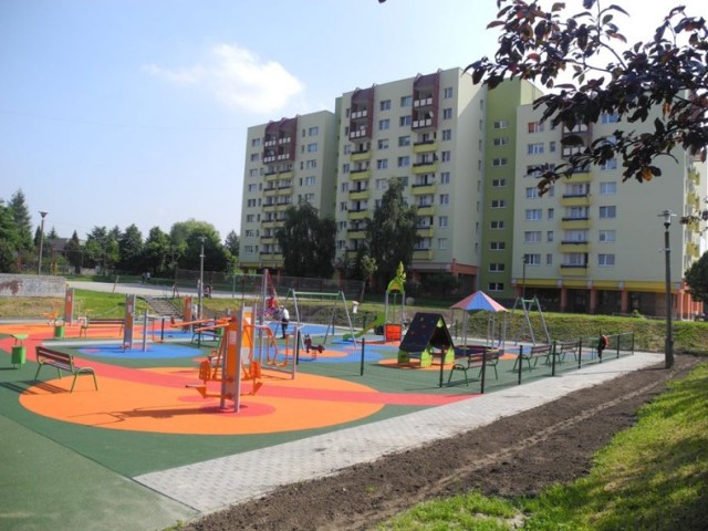 Plac zabaw, siłownia i boisko powstały na osiedlu Piastów