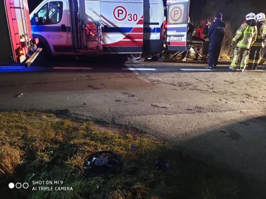 Wypadek na trasie Budzyń - Prosna. Jedna osoba trafiła do szpitala (ZDJĘCIA)