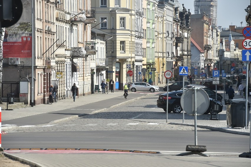 Leszno. Tak wyglądają ulice miasta w czasie pandemii. Raczej pusto, choć są wyjątki [ZDJĘCIA]