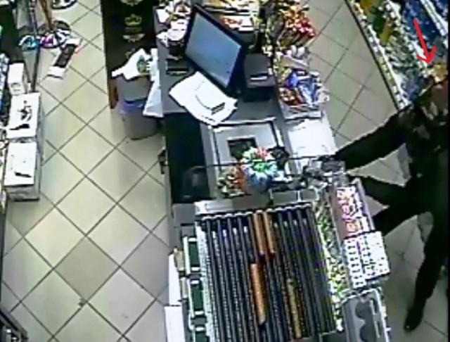 Policja poszukuje tego mężczyznę - ze sklepu „Żabka” przy ul. Nojego w Oświęcimiu, ukradł skarbonkę z datkami na leczenie chorego dziecka.