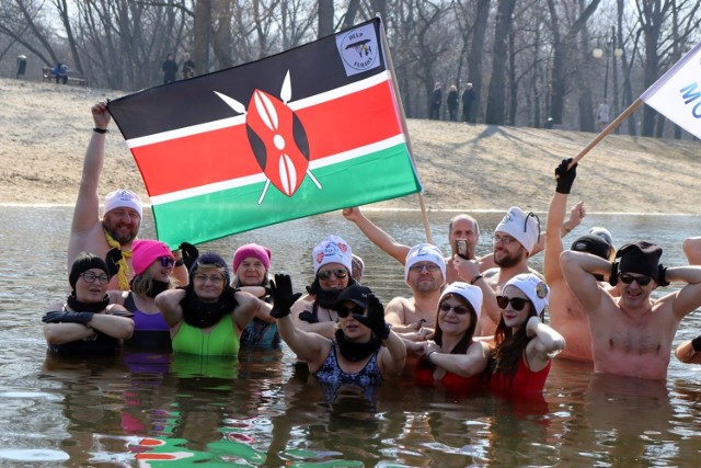 W niedzielę ponownie spora grupa Radomskich Morsów zawitała nad zalew na Borkach. Tym razem cel był szczytny, bo zbierano na pomoc dla chorych i porzuconych dzieci w Kenii. Frekwencja dopisała, bo tradycyjnie na lodowatą kąpiel zdecydowała się spora grupa. Ostatnie bardzo mroźne noce sprawiły, że woda była bardzo zimna, co tylko ucieszyło stałych bywalców. Na  zewnątrz temperatura przekroczyła w niedzielę przed południem 9 stopni, dzięki czemu sporo było spacerowiczów, biegaczy i rowerzystów. 

ZOBACZ ZDJĘCIA Z MORSOWANIA NA BORKACH ---->>> 