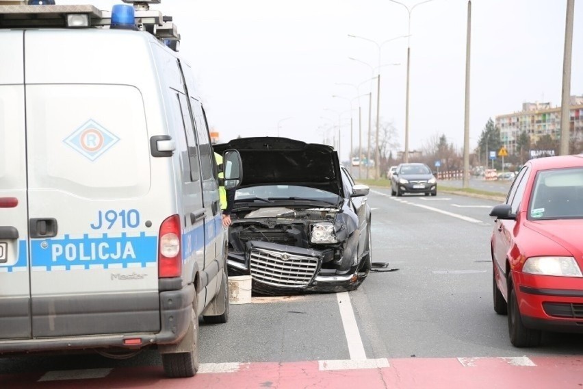 Szczególnie niebezpieczny był wyjazd z al. Solidarności w...