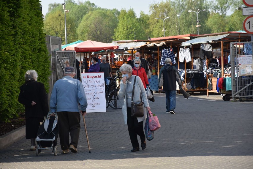 Tłumy na targu w Rybniku. W sobotę setki osób odwiedziły targowisko na Hallera