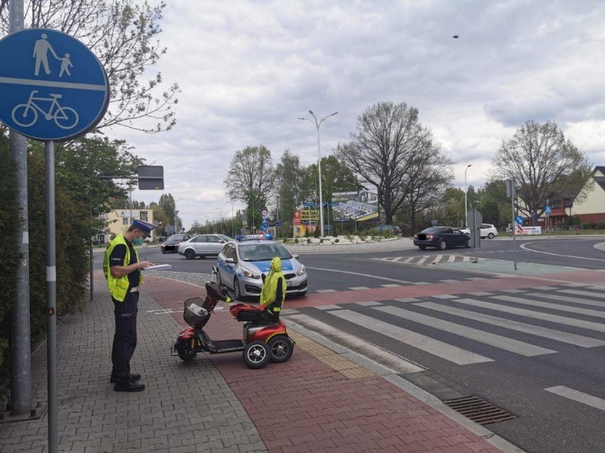 Śmiertelnie niebezpiecznie na drogach. Warunki pogodowe usypiają kierowców [ZDJĘCIA]