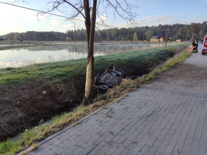 Śmiertelnie niebezpiecznie na drogach. Warunki pogodowe usypiają kierowców [ZDJĘCIA]