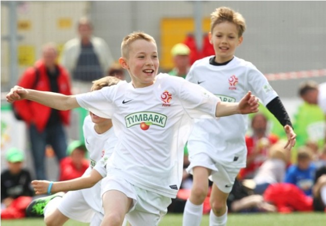 Wystartowały finały wojewódzkie turnieju "Z Podwórka na Stadion o Puchar Tymbarku". Poznaliśmy już zwycięzców z Wielkopolski, którzy rywalizowali o możliwość gry na Stadionie Narodowym od 21 do 23 marca. Teraz przyszła kolej na dzieci z Mazowsza, które swoje finały rozegrają w dniach 30-31 marca. Wyłonieni zostaną triumfatorzy w kategorii U-8 oraz zespoły chłopców i dziewcząt w kategoriach U-10 i U-12.