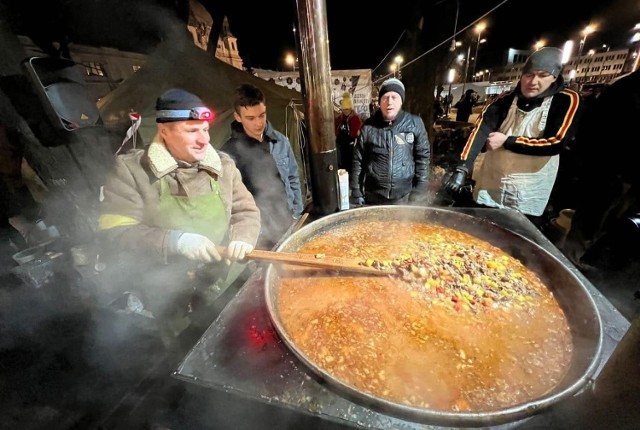 Członkowie World Central Kitchen pomagają uchodźcom z Ukrainy, ale również Ukraińcom, którzy zostali w swoim kraju. Nz. pan Ivan, który od początku wojny gotuje przed dworcem kolejowym we Lwowie. Śpi w namiocie obok.