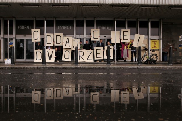 Społecznicy protestują przeciwko rezygnacji z konkursu architektonicznego na przebudowę poznańskiego dworca.

Kolejne zdjęcie --->