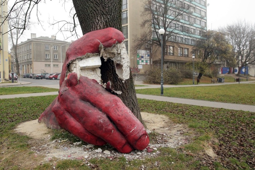 „Czarcia Łapa” zniszczona. 37-latek dwukrotnie zdewastował instalację artystyczną stojącą na placu Kaczyńskiego w Lublinie