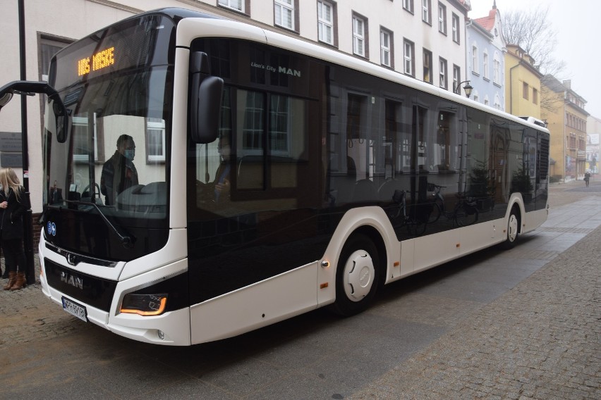 Autobus hybrydowy przed szczecineckim ratuszem