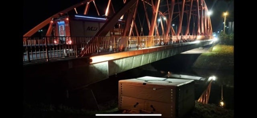 Policjanci uratowali życie niedoszłego samobójcy. Chciał skoczyć z mostu! ZDJĘCIA