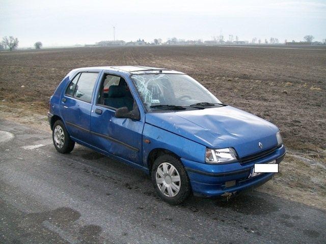 Wypadek w Strzałkowie. Trzy osoby ranne [ZDJĘCIA]