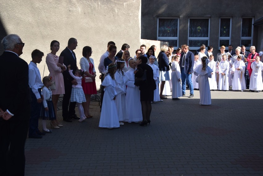 Pierwsza komunia w kościele parafialnym w Czempiniu