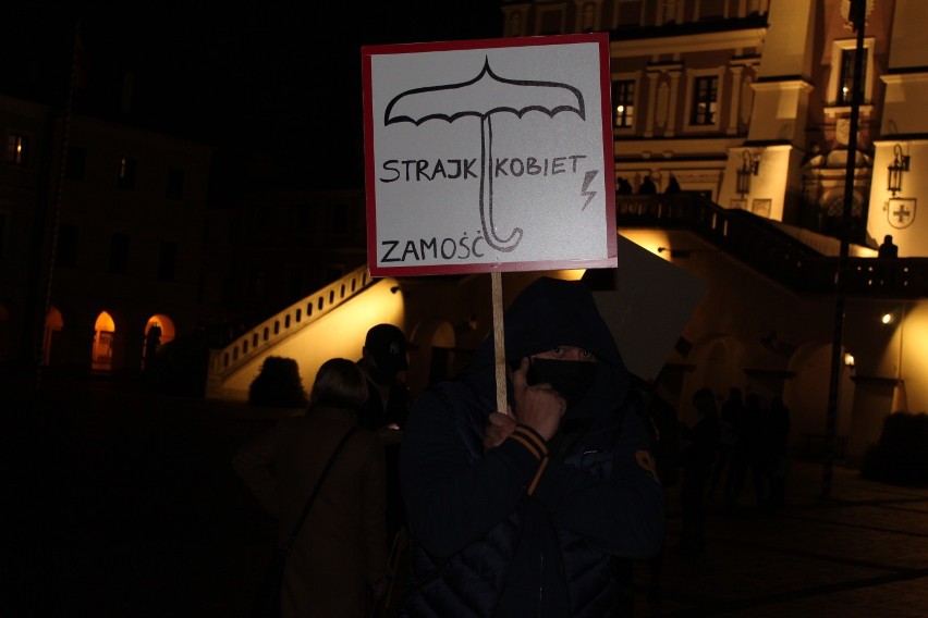 Marsz żałobny dla praw kobiet w Zamościu. Setki mieszkańców wyszło na ulice miasta aby sprzeciwić się wyrokowi TK. Zobacz Zdjęcia