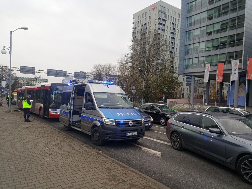 Zdarzenie drogowe na ul. Sokolskiej w Katowicach. Trzy osoby lekko poszkodowane