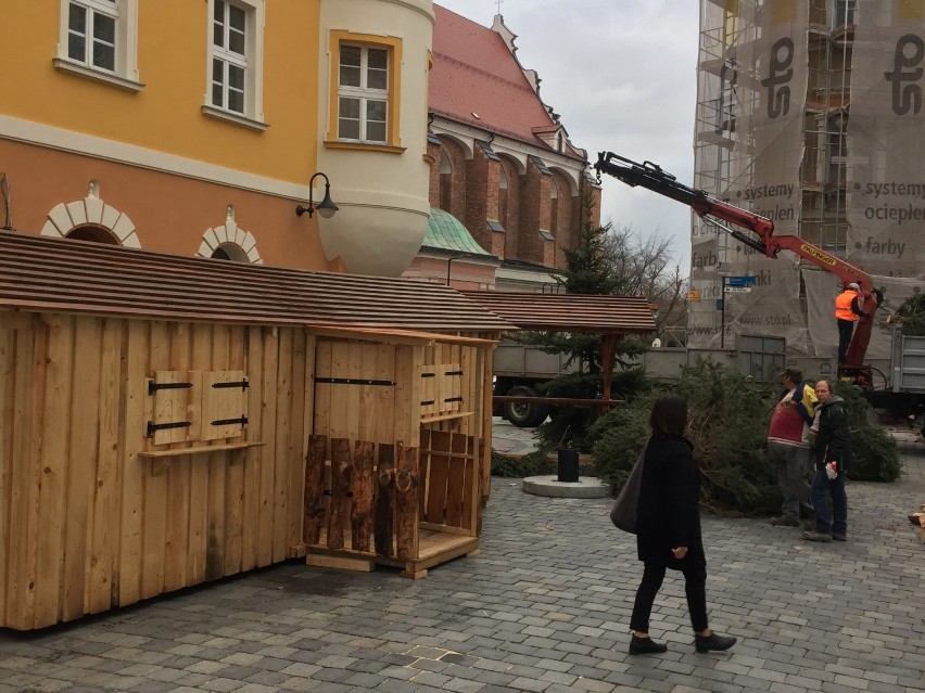 Jarmark Bożonarodzeniowy 2018 w Opolu już powstaje. Na Rynku pojawiły się już pierwsze drewniane stoiska i domki [zdjęcia]