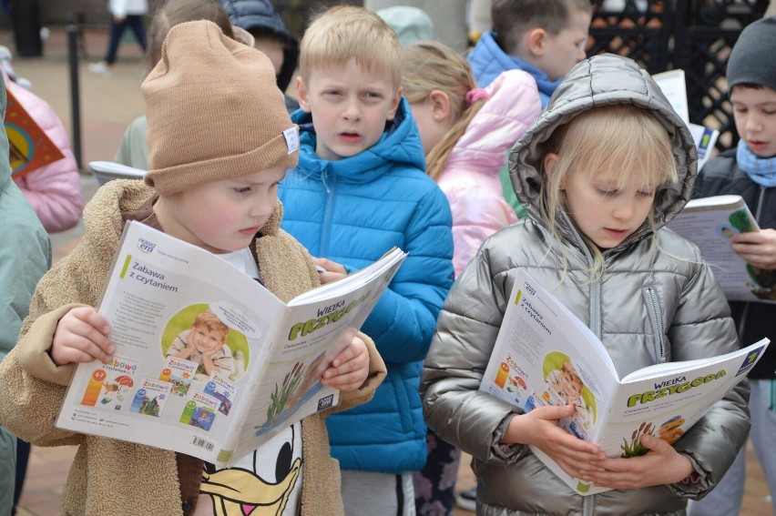 Rekord jednoczesnego czytania książek w Chojnicach pobity! Kolejna okazja za rok | ZDJĘCIA, WIDEO