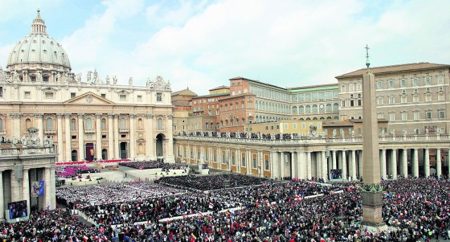 Na placu św. Piotra Jan Paweł II odprawiał co niedzielę msze święte. Jego słów słuchali pielgrzymi z całego świata. W niedzielę znów tu będą