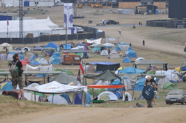 Klimat Pol’and’Rock Festiwalu 2019 w Kostrzynie nad Odrą czuć już na każdym kroku. W centrum miasta są dziesiątki uczestników festiwalu, na festiwalowym polu są już tysiące osób. I wciąż dojeżdżają kolejne!