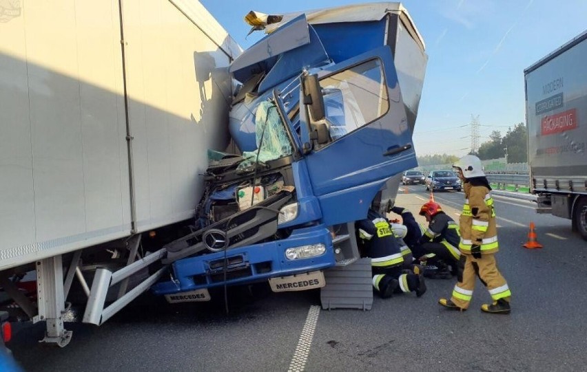 Wypadek na autostradzie A1 w okolicach Radomska. Zderzyły się dwie ciężarówki. ZDJĘCIA