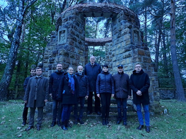 Delegacja Austriackiego Czarnego Krzyża odwiedziła cmentarze wojenne w Krempnej, Ożennej i Grabiu oraz spotkała się z przedstawicielami samorządu gminnego i dyrektorem Magurskiego Parku Narodowego