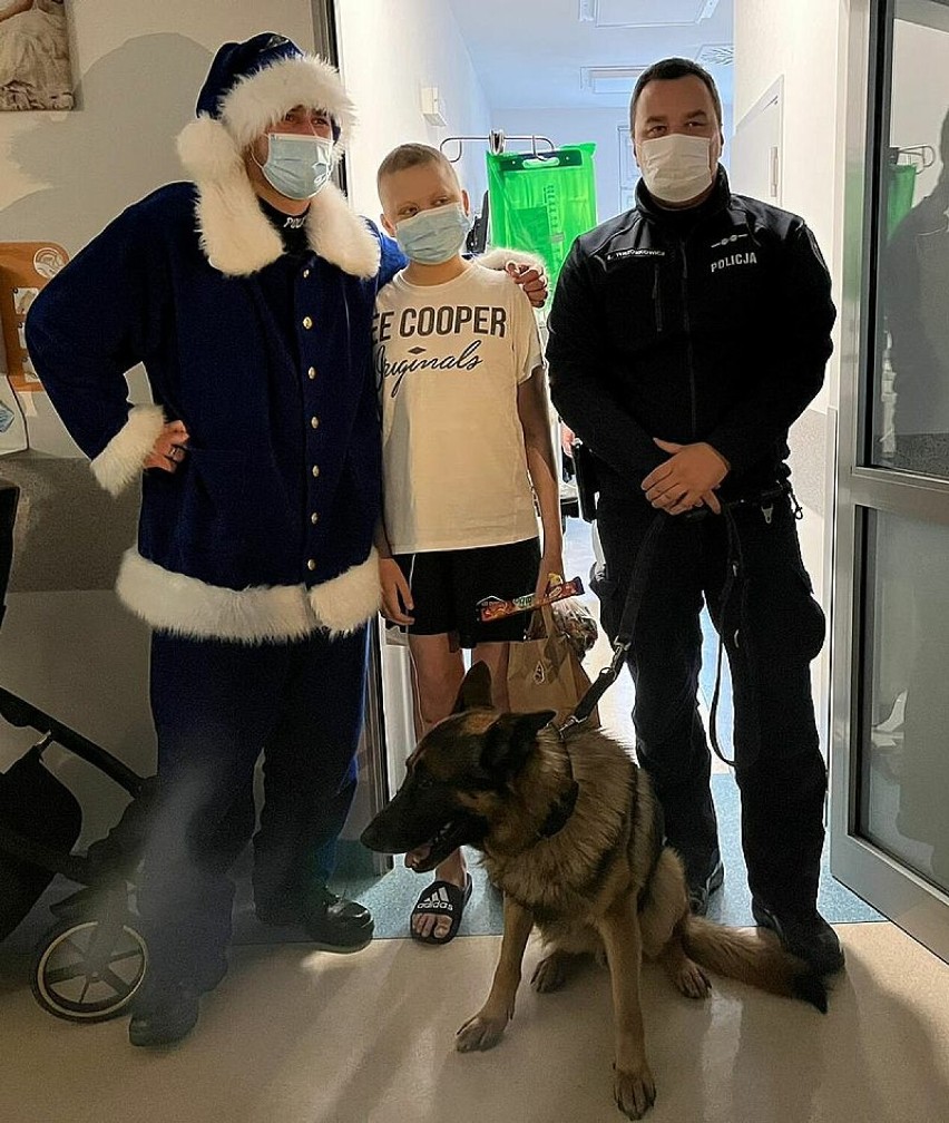 Policjanci z Malborka i Sztumu odwiedzili dzieci w szpitalu w Gdańsku. Niebieski Mikołaj z Mentosem zamiast renifera