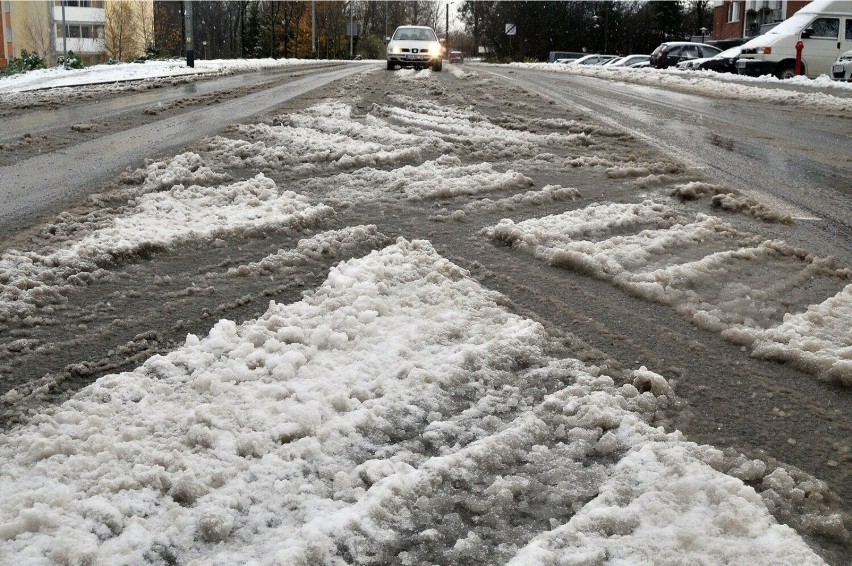 Opady śniegu spowodowały problemy na drogach i przerwy w...