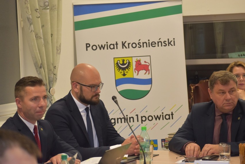 Sesja rady powiatu krośnieńskiego odbyła się w Gminnym...