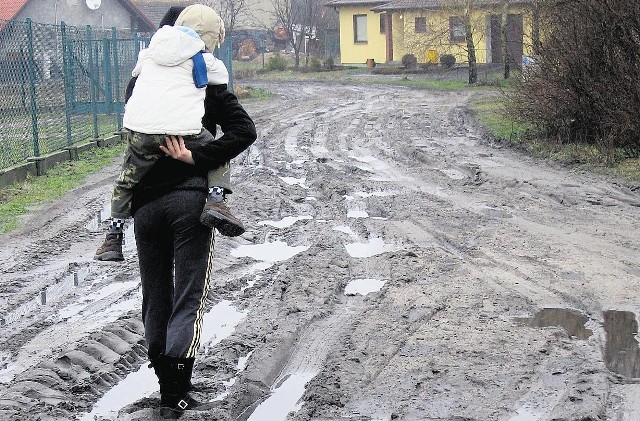 By dostać się do swoich domów, mieszkańcy części ul. 3 Maja muszą brnąć po kostki w błocie