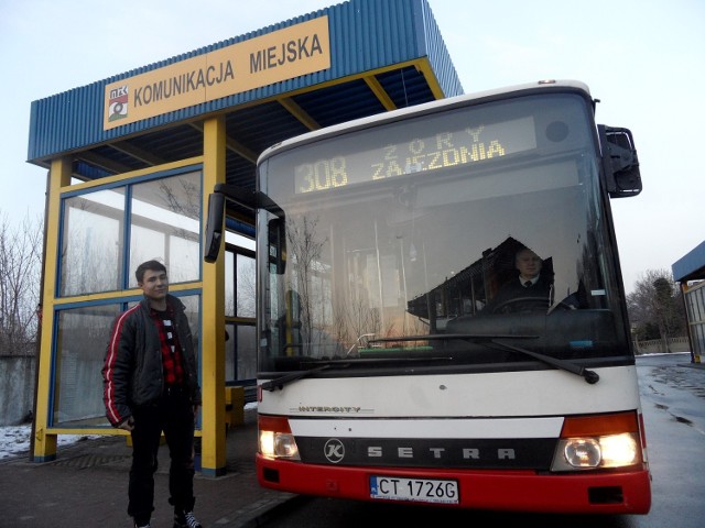 Co ciekawe, władze Żor w specyfikacji przetargowej zawarły wytyczne, że chcą, aby w ramach darmowego transportu miejskiego jeździły autobusy wyprodukowane lub zarejestrowane w 2014 roku (nie jak dotychczas), z co najmniej 38 siedzeniami, w tym z 12 miejscami siedzącymi. Każdy autobus ma być przystosowany do przewozu osób na wózku inwalidzkim.