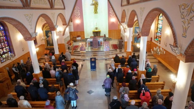 Celebracja Boskiej Liturgii w Kościele pw. Zmartwychwstania Pańskiego w Łomży (fot. Marek Gładysiak/xlomza.pl)