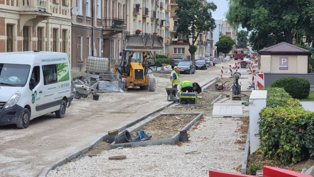 Na remontowanym odcinku ulicy Słowackiego w Kielcach widać już nową nawierzchnię, ale przede wszystkim na chodnikach i w zatokach autobusowych. Zobacz więcej na kolejnych slajdach >>>
