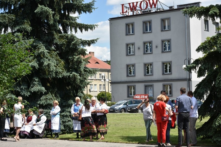 Premier Mateusz Morawiecki wręczył  symboliczne czeki  samorządowcom w Chełmie – zobaczcie zdjęcia